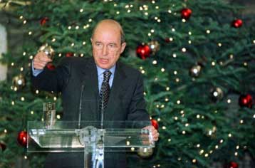 Ασφαλιστικό, ΟΑ και Αναθεώρηση στις προτεραιότητες του Σημίτη τη νέα χρονιά