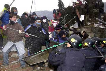 Σφοδρές συγκρούσεις μεταξύ αστυνομικών και απεργών στη Νότιο Κορέα