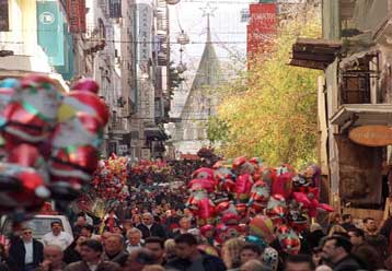 Επανέρχεται το συνεχές εορταστικό ωράριο – Υποτονική η κίνηση στην αγορά