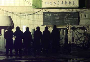 Συλλήψεις υπόπτων και σενάρια για πιθανό εμπρησμό στην αίθουσα χορού στο κινεζικό εμπορικό κέντρο