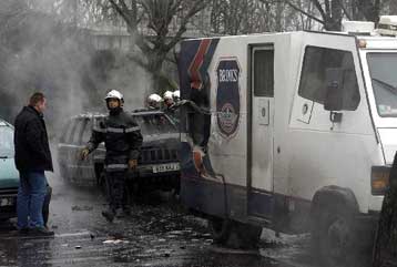 Επίθεση με ρουκέτα στο κέντρο του Παρισιού