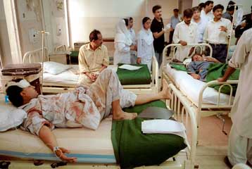 Δεκάδες τραυματίες από αλλεπάλληλες βομβιστικές επιθέσεις στο Πακιστάν