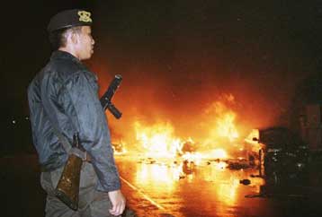 Τους 14 έφτασαν οι νεκροί από εκρήξεις βομβών στις εκκλησίες της Ινδονησίας