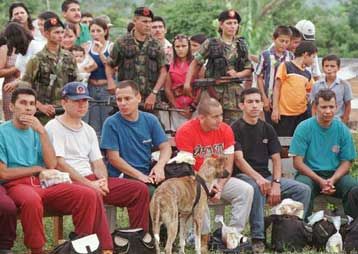 Οι αντάρτες της Κολομβίας απελευθερώνουν 42 ομήρους – Ορισμένοι κρατούνταν επί τέσσερα χρόνια