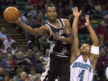 Στην παράταση πανηγύρισαν οι Χόρνετς το 88-84 επί των Σπερς