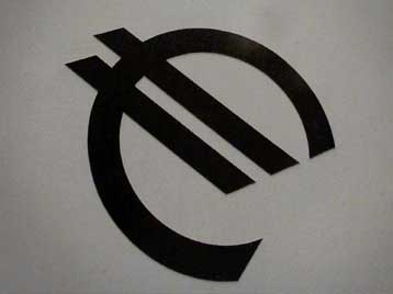 Η Ελλάδα αντιμέτωπη με την πρόκληση του ευρώ