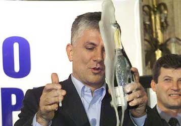 Ανετη νίκη της Δημοκρατικής Αντιπολίτευσης στις βουλευτικές εκλογές της Σερβίας