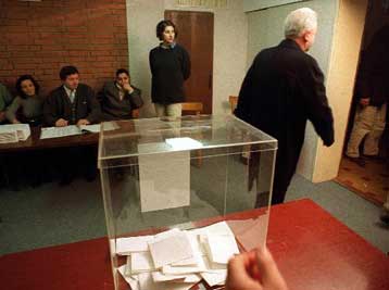 Αισιόδοξος για το εκλογικό αποτέλεσμα ο Κοστούνιτσα – Ουδέν σχόλιο από τον Μιλόσεβιτς