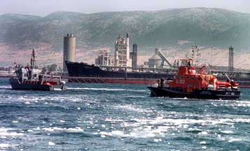 Σύγκρουση πλοίων στον Πειραιά – Συνελήφθη ύστερα από καταδίωξη ο πλοίαρχος