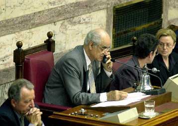 Εγκρίθηκε ο προϋπολογισμός του 2001 με 157 ψήφους υπέρ και 141 ψήφους κατά