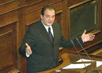 Για παράλυση μετά την ένταξη στην ΟΝΕ κατηγόρησε την κυβέρνηση ο Kαραμανλής