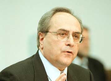 Επίθεση ΣΥΝ και ΚΚΕ για την οικονομική πολιτική – Μείωση του πληθωρισμού επικαλείται ο Παπαντωνίου