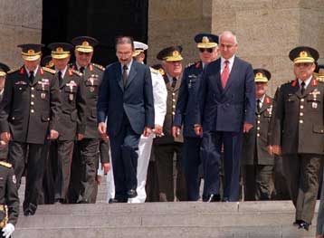 Tέσσερις όρους για τη συμμετοχή της στον ευρωστρατό θέτει η Τουρκία, σύμφωνα με τη Hurriyet