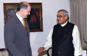 Οι διμερείς σχέσεις στο επίκεντρο των επαφών του Γ.Παπανδρέου στην Ινδία