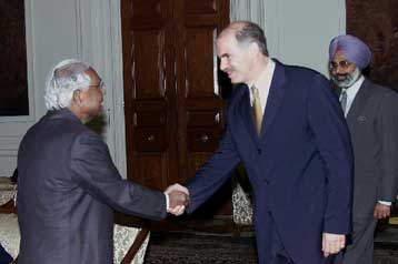 Στην Ινδία συνεχίζει την ασιατική του περιοδεία ο Γ.Παπανδρέου