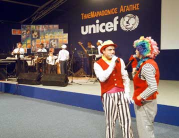 Χριστουγεννιάτικος κουμπαράς της UNICEF για τα παιδιά του δρόμου