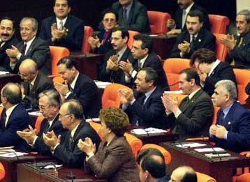 Επιμένει η τουρκική Εθνοσυνέλευση στο νόμο για την αμνηστία – Υποχρεούται να τον προσυπογράψει ο Σεζ