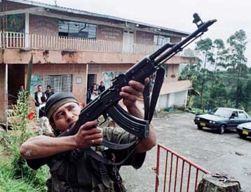 Απελευθερώθηκαν δύο Βρετανοί που κρατούνταν από Κολομβιανούς αντάρτες