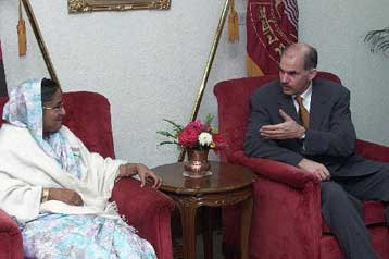 Το Μπαγκλαντές επισκέφθηκε ο Γ.Παπανδρέου – Επόμενος σταθμός η Ινδία