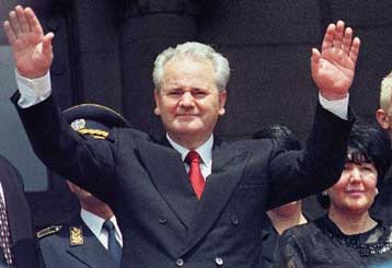 Να παραδώσουν τον Μιλόσεβιτς ζητά από τους Γιουγκοσλάβους η Ντελ Πόντε