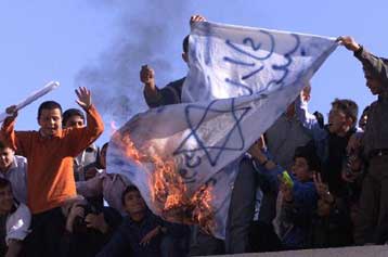 Μακραίνει ο κατάλογος των θυμάτων στη Μέση Ανατολή, την ώρα που οι ελπίδες στρέφονται στις ΗΠΑ