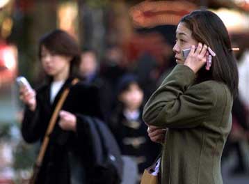 Τα κινητά και η εμφάνιση όγκων στον εγκέφαλο «δεν σχετίζονται μεταξύ τους», υποστηρίζει νέα έρευνα