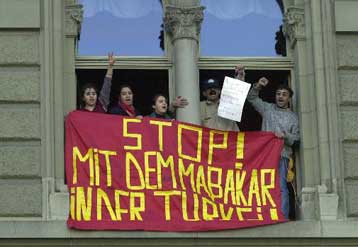 Χιλιάδες Τούρκοι διαδηλώνουν στην Ευρώπη κατά των επεμβάσεων της αστυνομίας στις τουρκικές φυλακές