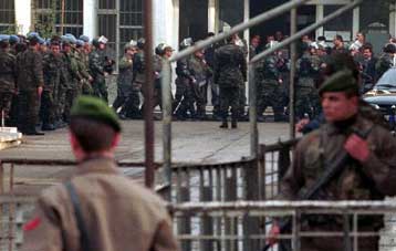 Ξεκίνησε η μεταφορά κρατουμένων στις νέου τύπου φυλακές της Τουρκίας – Δεκαεπτά οι νεκροί