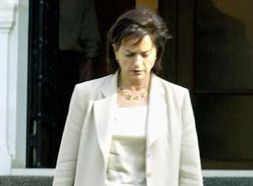 Να μην ξεπερνά τα 10 εκατ. δραχμές η χρηματοδότηση των κομμάτων από ιδιώτες προτείνει η Β.Παπανδρέου