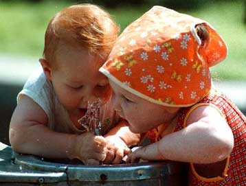 Η Ελλάδα φιλοξενεί 400 ορφανά παιδιά από τη Γιουγκοσλαβία