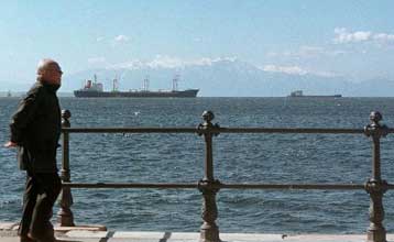 Νεκροί, στα ανοικτά της Αρετσού βρέθηκαν ύστερα από εννέα ημέρες οι δύο ερασιτέχνες ψαράδες