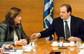 Ενοχλημένος ο Καραμανλής από το «εμπόριο διαφωνίας» της Ντ.Μπακογιάννη