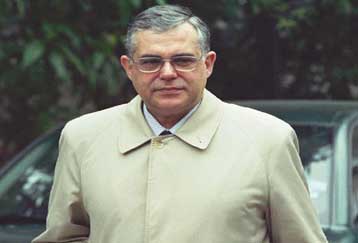 Μία μόνο μείωση των επιτοκίων αποφάσισαν Σημίτης – Παπαδήμος