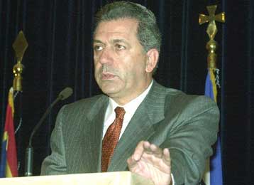 Σταματήστε να μου επιτίθεστε, αλλιώς δεν θα συνεργαστούμε