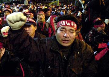 Απεργούν οι εργαζόμενοι στις τηλεπικοινωνίες της Ν. Κορέας, αντιδρώντας σε απολύσεις συναδέλφων τους