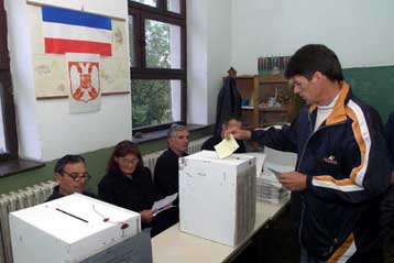 Δημοσκόπηση δίνει 71% στο κόμμα του Κοστούνιτσα εν όψει των βουλευτικών εκλογών