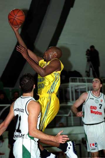 Το τρένο του Περιστερίου πέρασε και από τη Νέα Σμύρνη, 79-64 το Μίλωνα