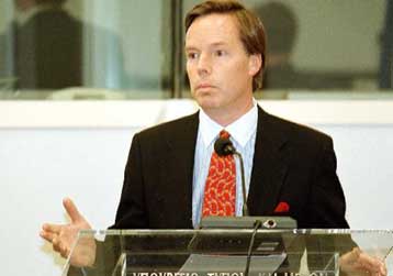 Ο Ν.Μπερνς περιγράφει τη μετά τον Κλίντον πολιτική των ΗΠΑ