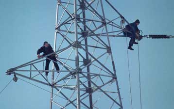 Οι πυλώνες της ΔΕΗ απειλούν την υγεία – Αντιδρούν οι κάτοικοι του Πανοράματος στην εγκατάστασή τους