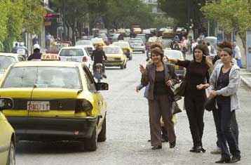 Σε δύο άξονες η απελευθέρωση των κλειστών επαγγελμάτων έως το τέλος του 2001