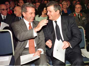 Το προεκλογικό πρόγραμμα του ΠΑΣΟΚ «ασπίδα» κατά Αβραμόπουλου