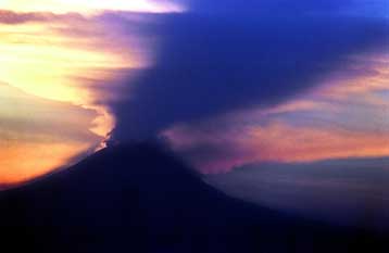 Εγκαταλείπουν τα σπίτια τους 14.000 πολίτες από το φόβο έκρηξης ηφαιστείου στο Μεξικό