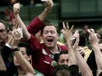 Σε ελεύθερη πτώση ο Nasdaq στο άνοιγμα της Παρασκευής – Μικρότερες απώλειες για τον Dow Jones