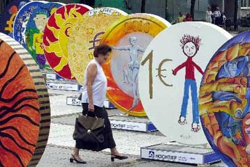 Καθυστερεί ένα εξάμηνο το ενημερωτικό πρόγραμμα για το ευρώ