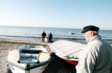 Πλαστικά δοχεία και ένα κουπί τα μόνα ίχνη των αγνοούμενων ψαράδων στο Θερμαϊκό