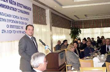 Για άσκηση πιέσεων προς τη Λευκωσία κατηγορεί την κυβέρνηση ο Καραμανλής από την Κύπρο