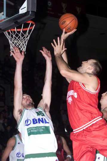 Δεύτερη ήττα για Ολυμπιακό στη Euroleague 95-87 από την Μπενετόν – Ο Ρίβερς έφυγε 2 πριν από τη λήξ
