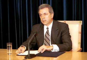 Αντιδράσεις του πολιτικού κόσμου για το κόμμα Αβραμόπουλου – Ψύχραιμα εμφανίζονται στελέχη των κομμά