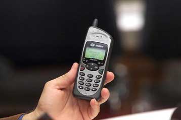 Ψυχραιμία και χρήση του κινητού τηλεφώνου με μέτρο συστήνουν οι εταιρείες εν όψει των εορτών