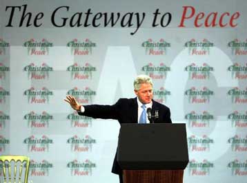 Να αχρηστευτούν όλα τα όπλα στην Ιρλανδία για πάντα ζήτησε ο Μπιλ Κλίντον